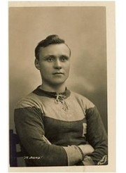 DICKY BOND (PRESTON NORTH END, BRADFORD CITY & ENGLAND) FOOTBALL POSTCARD