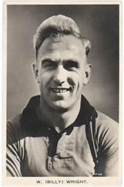 BILLY WRIGHT (WOLVERHAMPTON WANDERERS & ENGLAND) C1955 FOOTBALL POSTCARD