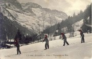 CHAMPERY EN HIVER - PAYSANNES EN SKIS (SWITZERLAND) POSTCARD