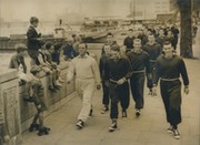 CHELSEA FOOTBALL CLUB (TRAINING WALK ALONG THE EMBANKMENT) 1957 PRESS PHOTOGRAPH