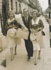 BILLY WRIGHT WITH THE BEVERLEY SISTERS 1959 FOOTBALL PHOTOGRAPH