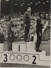 OLYMPIC GAMES 1948 PRESS PHOTOGRAPH - MAL WHITFIELD (USA) ON THE 800M ROSTRUM