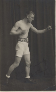 GEORGE MCKENZIE (LEITH) SIGNED BOXING POSTCARD