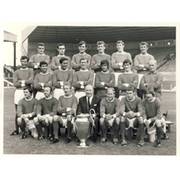 MANCHESTER UNITED 1968 (EUROPEAN CUP WINNERS) PRESS PHOTOGRAPH