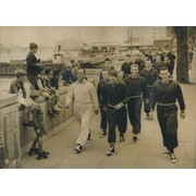CHELSEA FOOTBALL CLUB (TRAINING WALK ALONG THE EMBANKMENT) 1957 PRESS PHOTOGRAPH