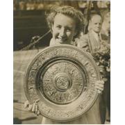 MAUREEN CONNOLLY (WIMBLEDON CHAMPION) WITH THE VENUS ROSEWATER DISH 1954 TENNIS PHOTOGRAPH