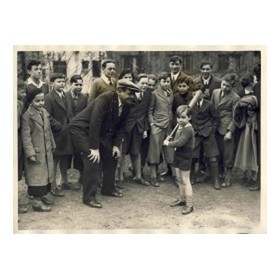 BABE RUTH IN PARIS 1935 PRESS PHOTOGRAPH