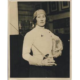 MISS PEGGY BUTLER (BRITISH FOIL CHAMPION) 1930 PRESS PHOTOGRAPH