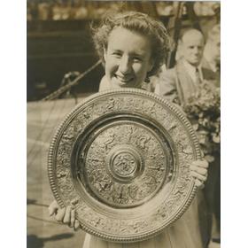 MAUREEN CONNOLLY (WIMBLEDON CHAMPION) WITH THE VENUS ROSEWATER DISH 1954 TENNIS PHOTOGRAPH