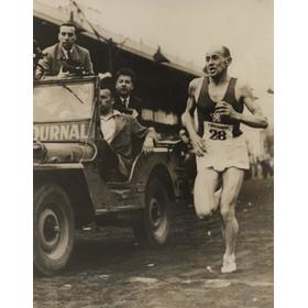 EMIL ZATOPEK 1954 (WINNING CROSS-COUNTRY RACE, PARIS) ATHLETICS PHOTOGRAPH
