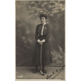 VERA COX (ENGLAND) SIGNED HOCKEY POSTCARD C.1910