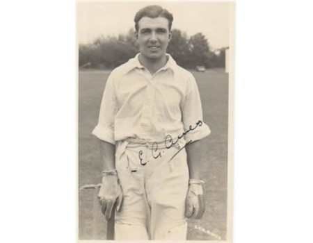 LES AMES (KENT) SIGNED CRICKET POSTCARD