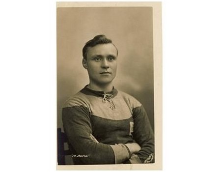 DICKY BOND (PRESTON NORTH END, BRADFORD CITY & ENGLAND) FOOTBALL POSTCARD