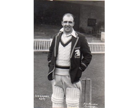 LES AMES (KENT & ENGLAND) CRICKET POSTCARD