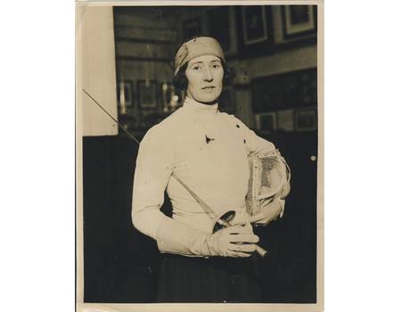 MISS PEGGY BUTLER (BRITISH FOIL CHAMPION) 1930 PRESS PHOTOGRAPH