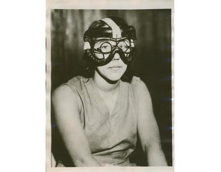FEMALE BASKETBALL PLAYER MODELS INNOVATIVE EYEWARE 1934 ORIGINAL PRESS PHOTO