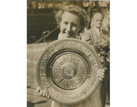 MAUREEN CONNOLLY (WIMBLEDON CHAMPION) WITH THE VENUS ROSEWATER DISH 1954 TENNIS PHOTOGRAPH