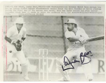 DAVID BOON (AUSTRALIA) SIGNED CRICKET PHOTOGRAPH