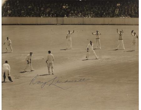 RAY LINDWALL 1953 (OVAL) SIGNED CRICKET PHOTOGRAPH
