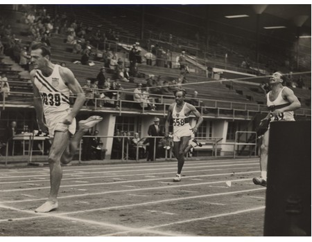 OLYMPIC GAMES 1948 PRESS PHOTOGRAPH - BOB MATHIAS (USA) WINNING DECATHLON 100 METRES HEAT