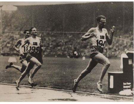 OLYMPIC GAMES 1948 PRESS PHOTOGRAPH - HENRY ERIKSSON (SWEDEN) WINNING THE 1500M