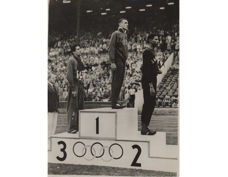 OLYMPIC GAMES 1948 PRESS PHOTOGRAPH - MAL WHITFIELD (USA) ON THE 800M ROSTRUM