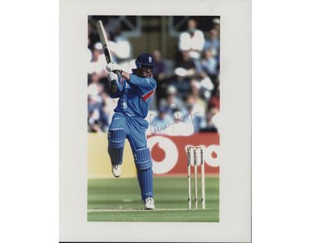 GRAHAM THORPE (SURREY AND ENGLAND) 1999 SIGNED CRICKET PHOTOGRAPH