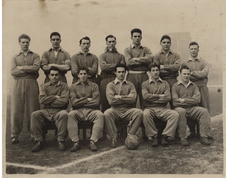 ENGLAND UNDER 23 FOOTBALL TEAM 1954 (V CHELSEA) TEAM PHOTOGRAPH - INCLUDING DUNCAN EDWARDS