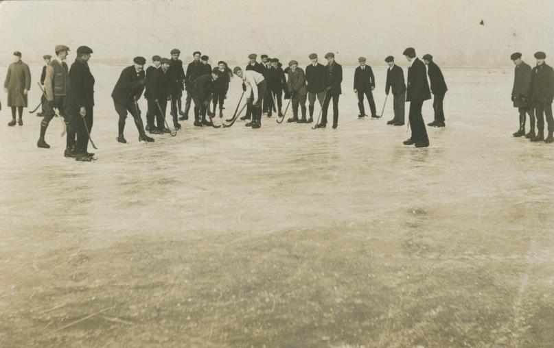 ICE HOCKEY MATCH (1920S) POSTCARD Ice Hockey Memorabilia